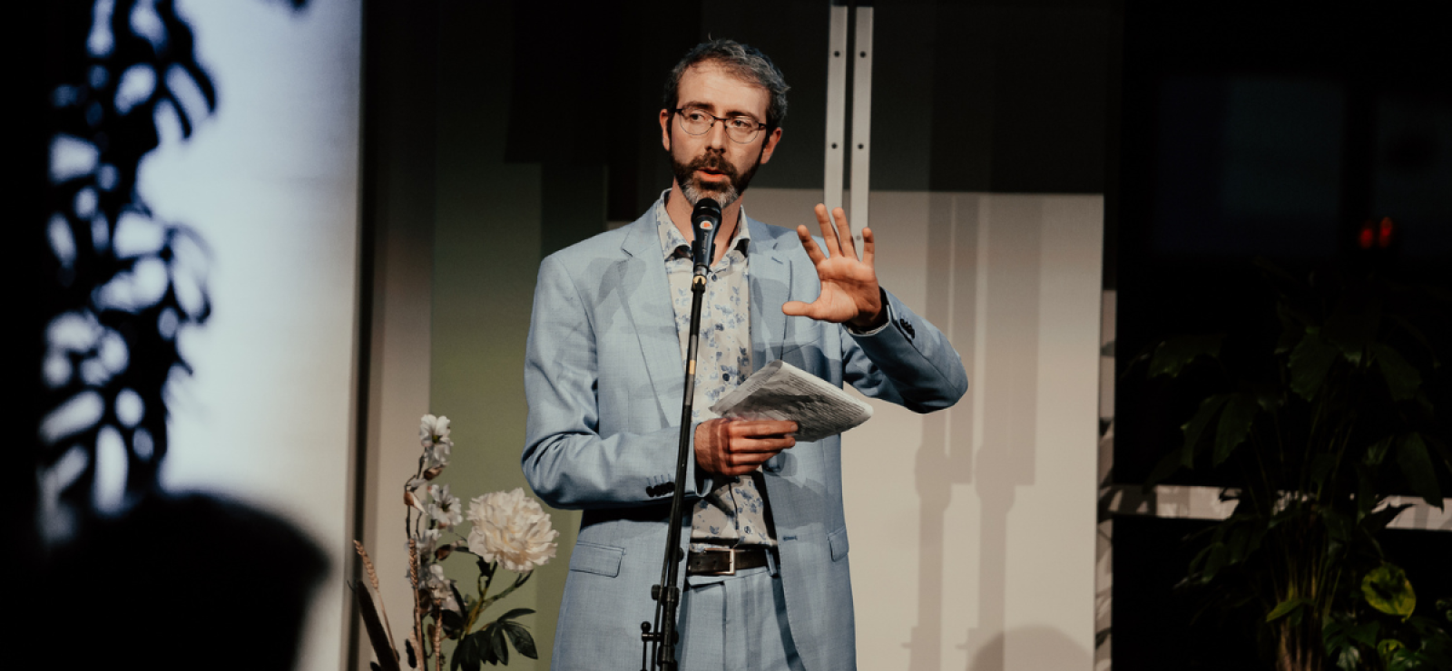 Frederik Peeraer spreekt het publiek toe