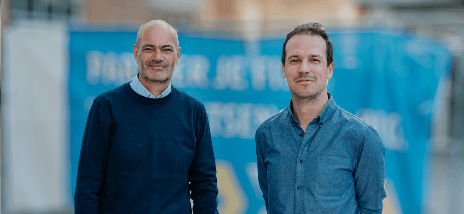 Jeroen en Tristan poseren samen.