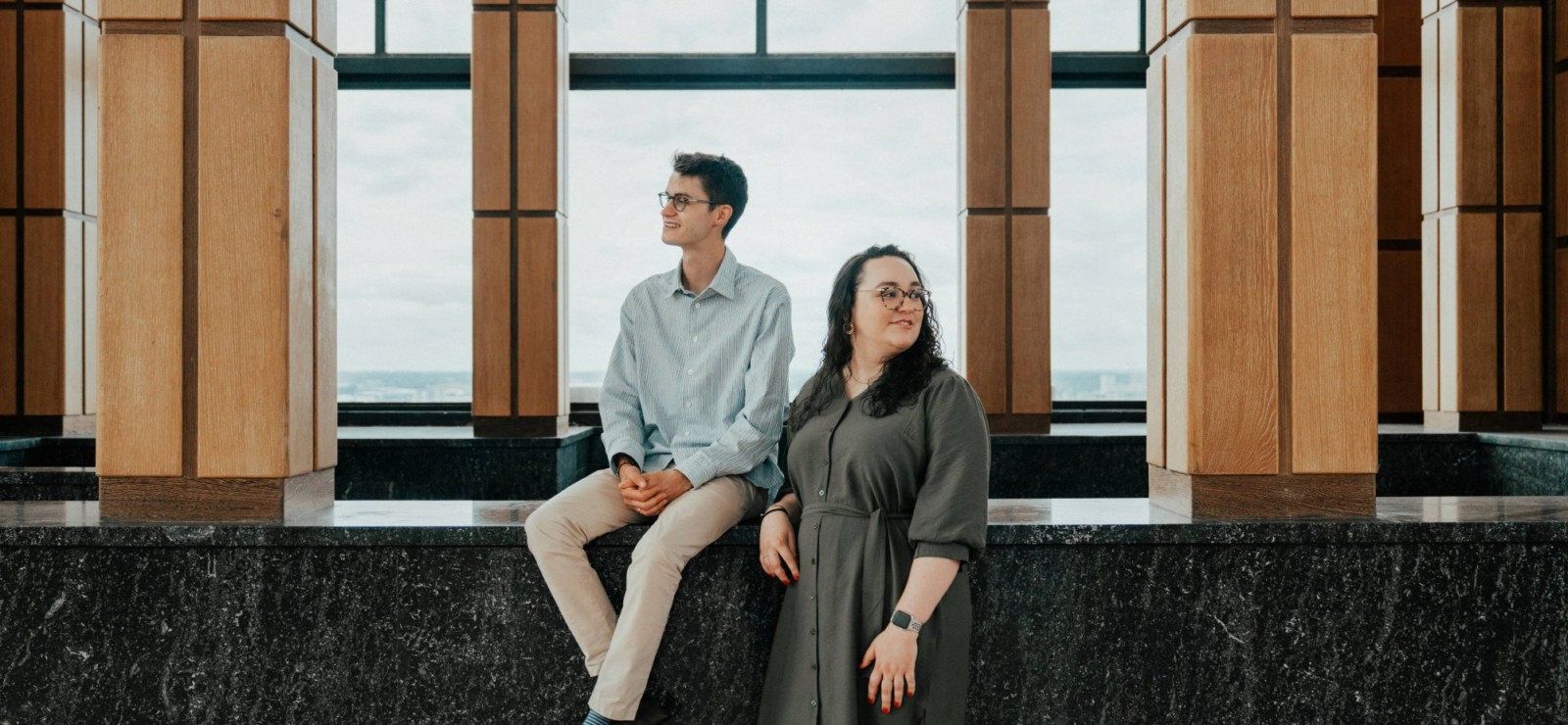 Hannes en Emilia in het belvedère van de boekentoren