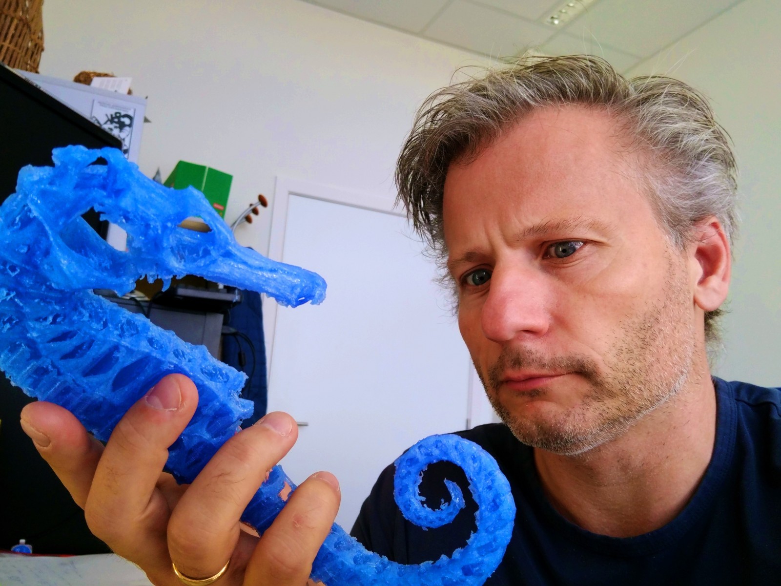 Dominique Adriaens met zeepaardje uit 3D-printer