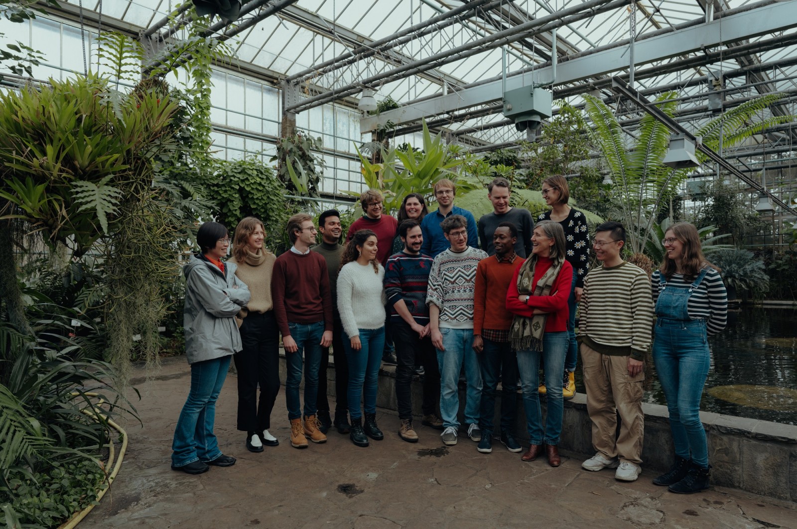 Dominique Van Der Straeten met haar team in een serre van de Plantentuin