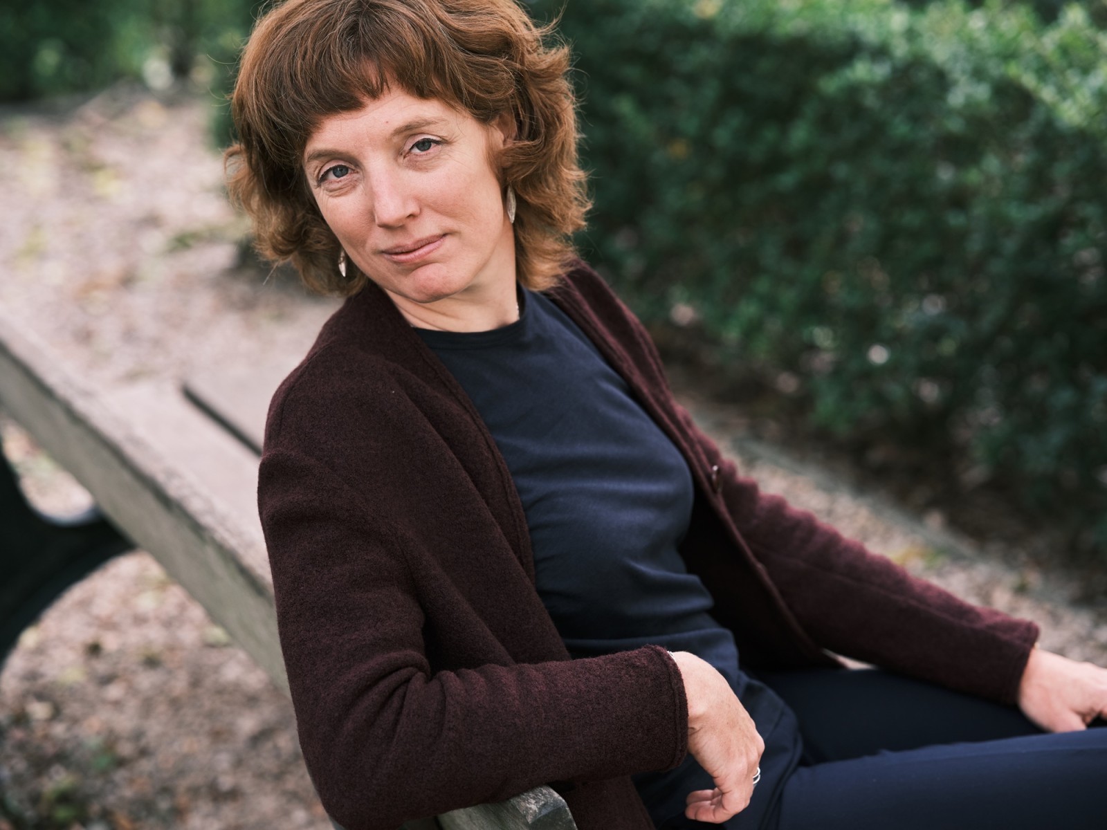 Ellen Desmet op een bankje