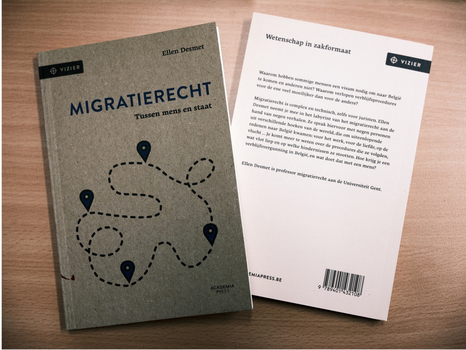 Voor- en achterflap van het boek dat Ellen Desmet schreef over migratierecht.