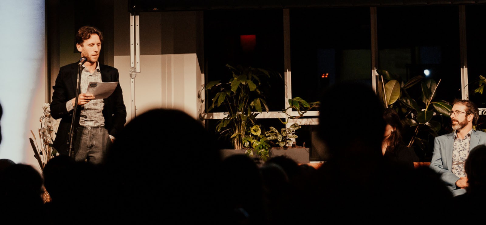 Tijl De Bie spreekt de zaal toe