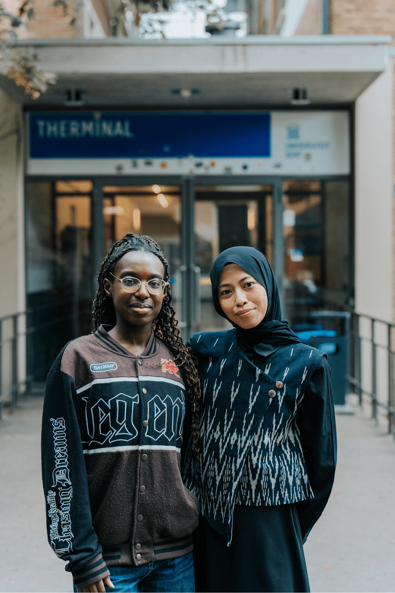 Aini en Ariana poseren voor de ingang van de Therminal in Gent.