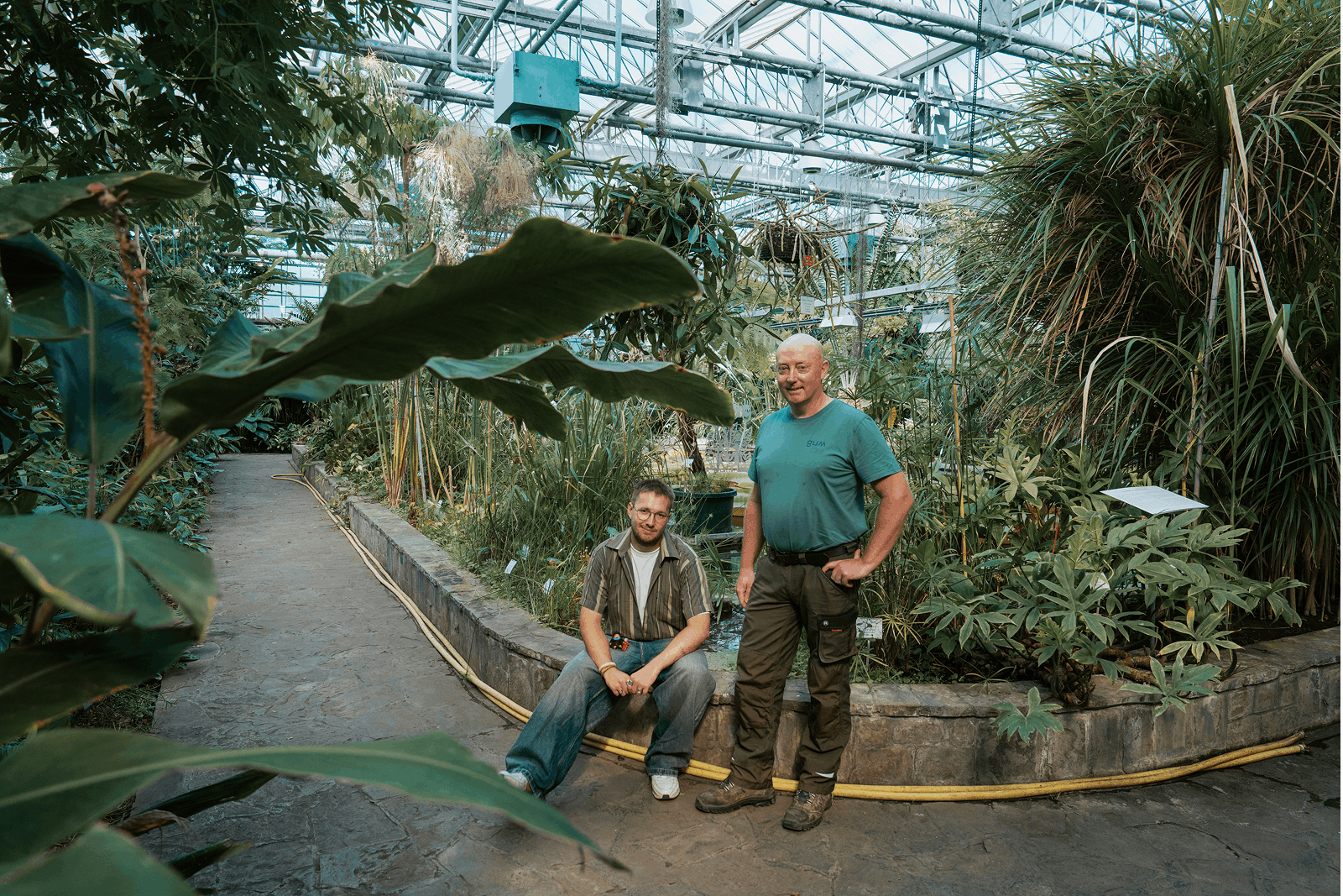 Lars en Herbert poseren binen de tropische serre