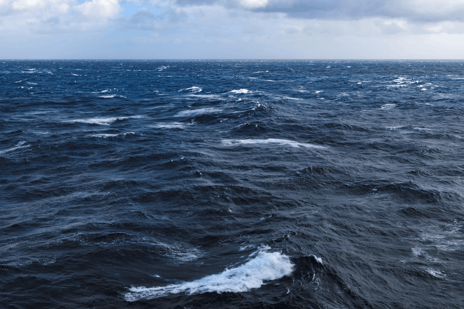 Een shot van het donkere water van de Noordzee.