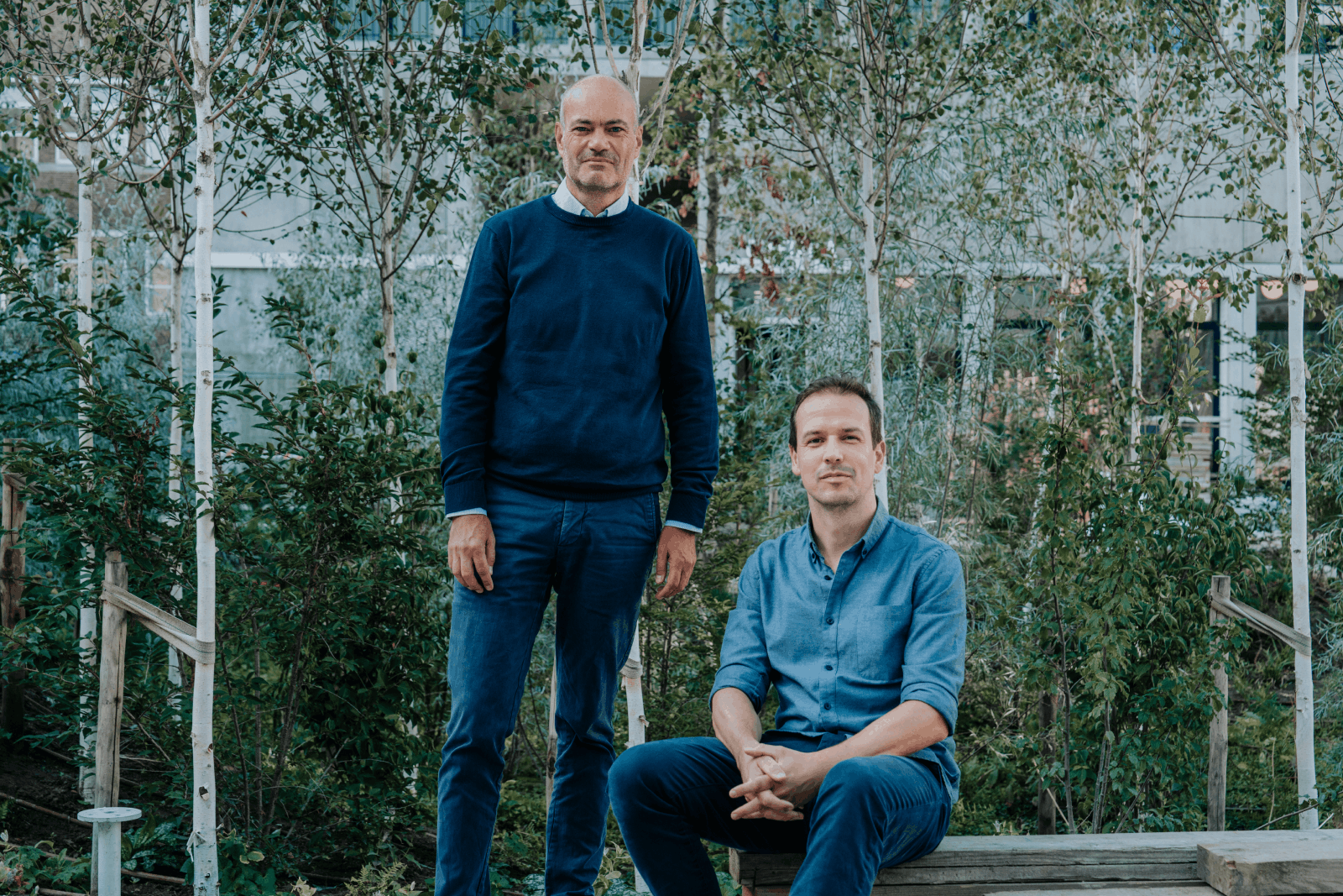 Tristan en Jeroen poseren met z'n twee voor een struik.