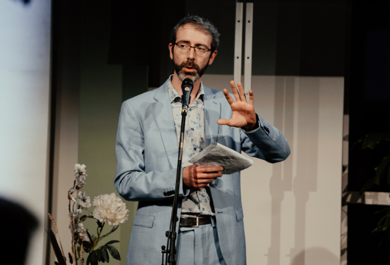 Frederik Peeraer spreekt het publiek toe