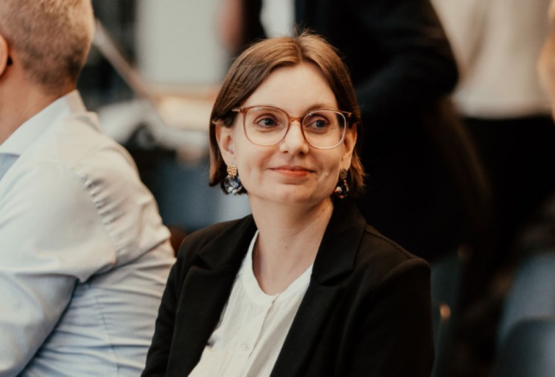 Amy Van Looy kijkt een collega aan