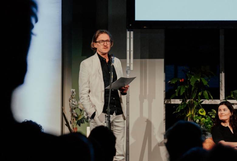 Ignaas Devisch spreekt publiek toe