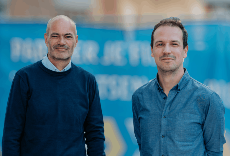 Jeroen en Tristan poseren samen.