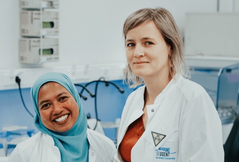 Ellen en Tina glimlachen samen in een labo.