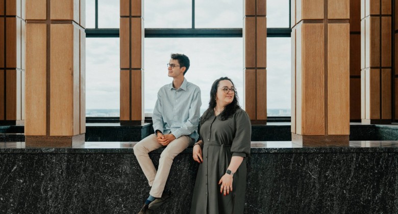 Hannes en Emilia in het belvedère van de boekentoren