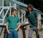 Victor en Leonardo leunen tegen een serre in de tuin.