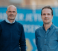 Jeroen en Tristan poseren samen.
