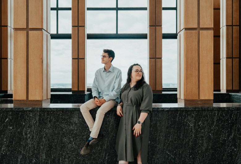 Hannes en Emilia in het belvedère van de boekentoren